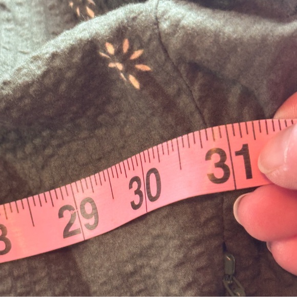 Olive Green Textured Floral V-Neck Top - Picture 9 of 10